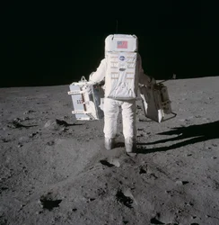 Buzz Aldrin déploie les expériences d
